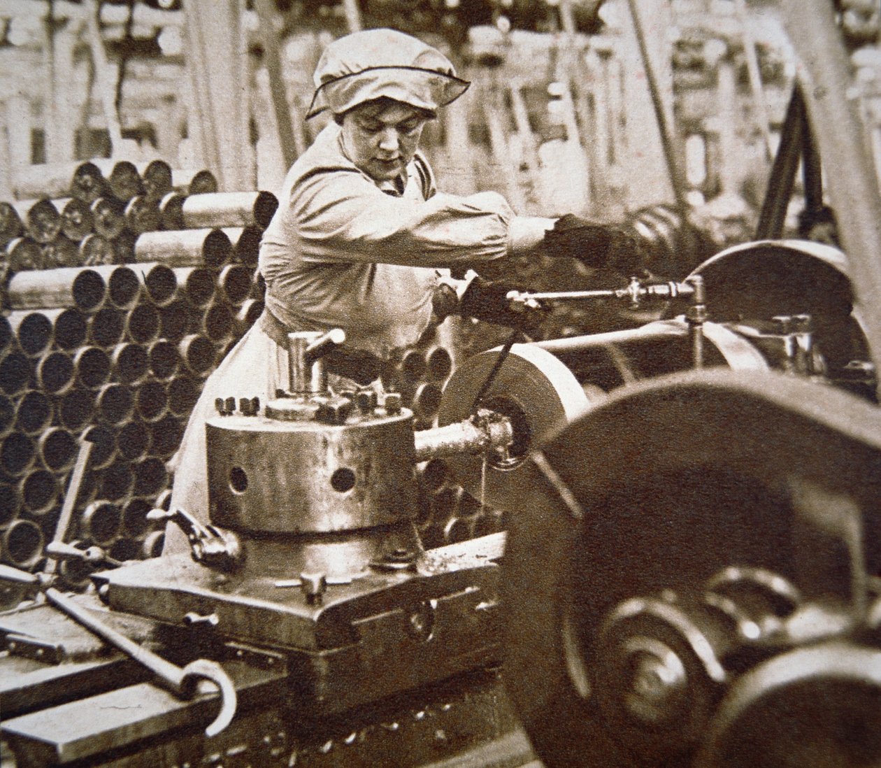 Trabalhadora em uma fábrica de munições na Grã-Bretanha durante a Primeira Guerra Mundial (foto a p/b) de English Photographer