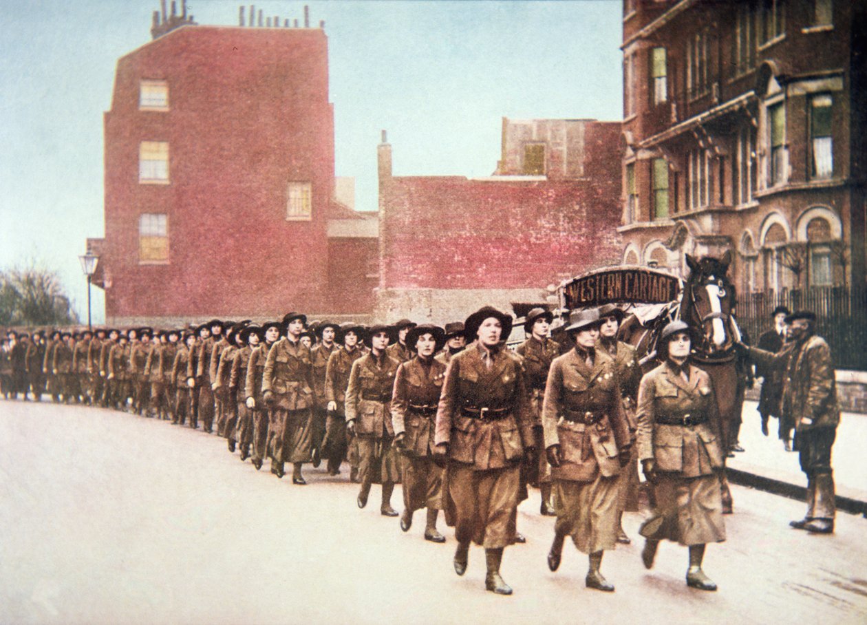 Mulheres voluntárias para uma marcha de defesa por Londres (foto colorida) de English Photographer