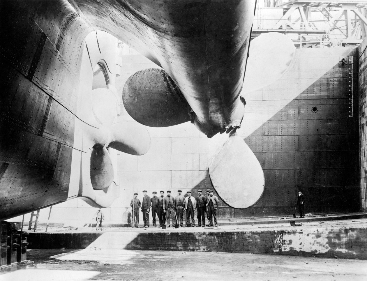 Trabalhadores sob uma das hélices do Titanic, 31 de maio de 1911. de English Photographer