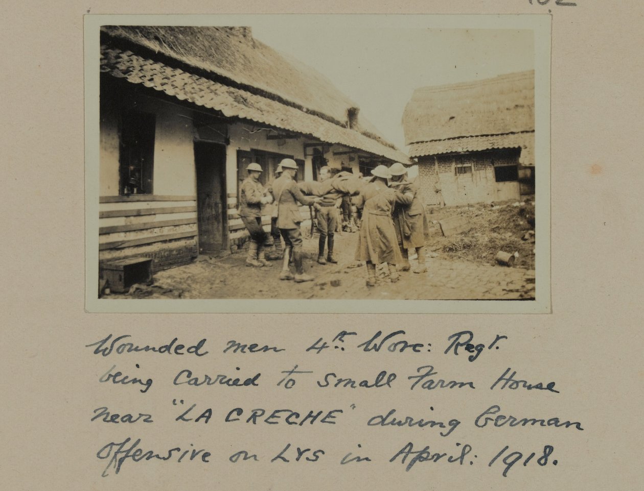 Homens feridos, quarto, Worc: Regt. sendo levado para uma pequena casa de fazenda perto de "LA CRECHE" durante a ofensiva alemã em LYS, abril de 1918 de English Photographer