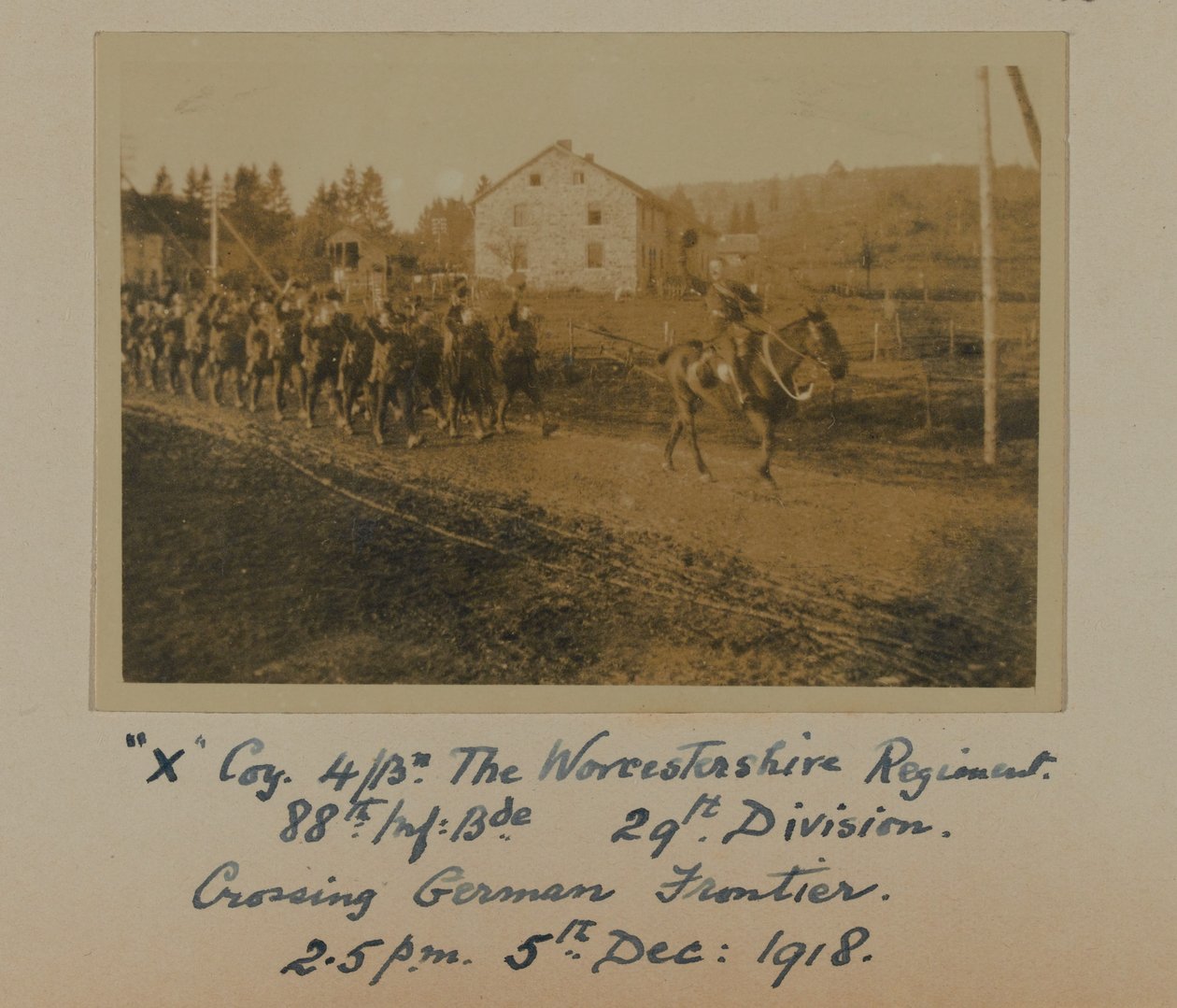 "X" Coy 4Bn. O Regimento de Worcestershire, 88º. Inf: Bde. Dia 29. Division, Crossing German Frontier 2.5 pm 5 de dezembro: 1918 de English Photographer