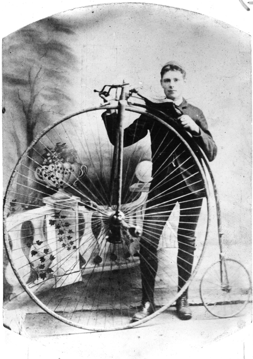 Jovem com um Penny-Farthing, c.1870s (foto de bw) de English Photographer