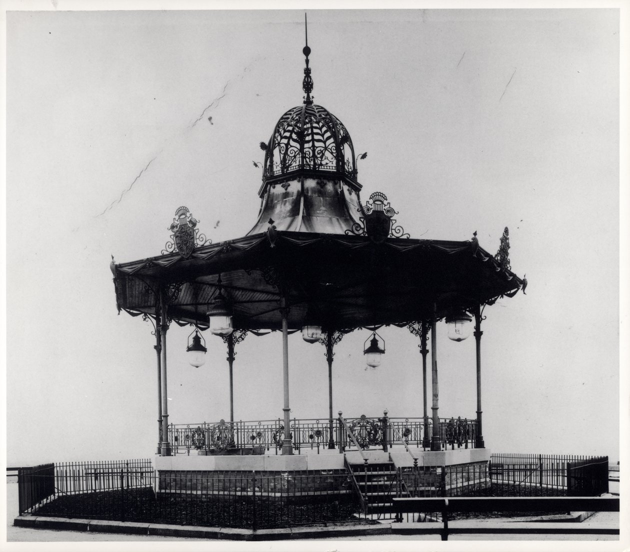 Coreto ornamental em East End Park, Leeds de English Photographer English Photographer