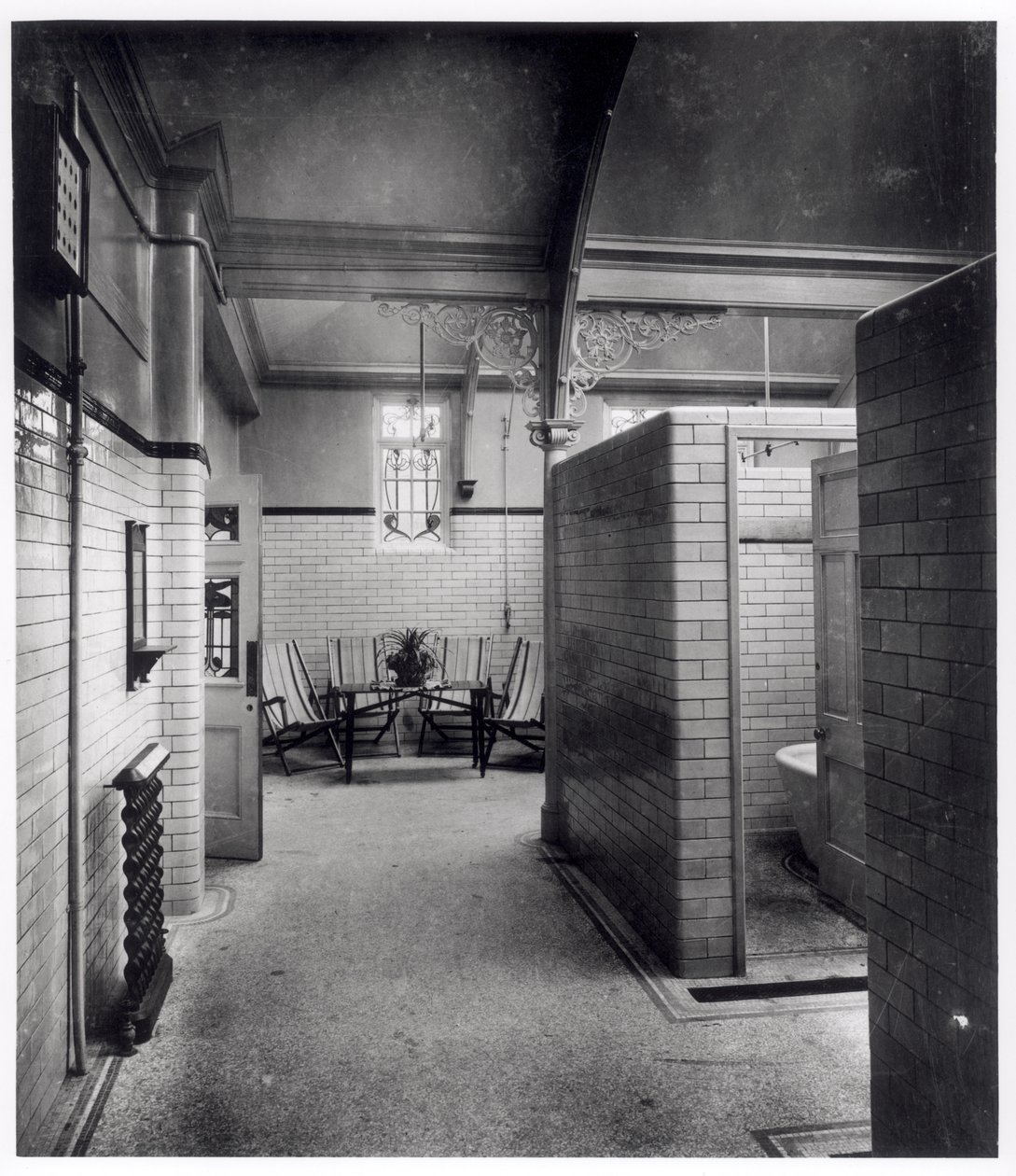 Cubículos privados e área de espera de Bramley Baths, Leeds de English Photographer English Photographer