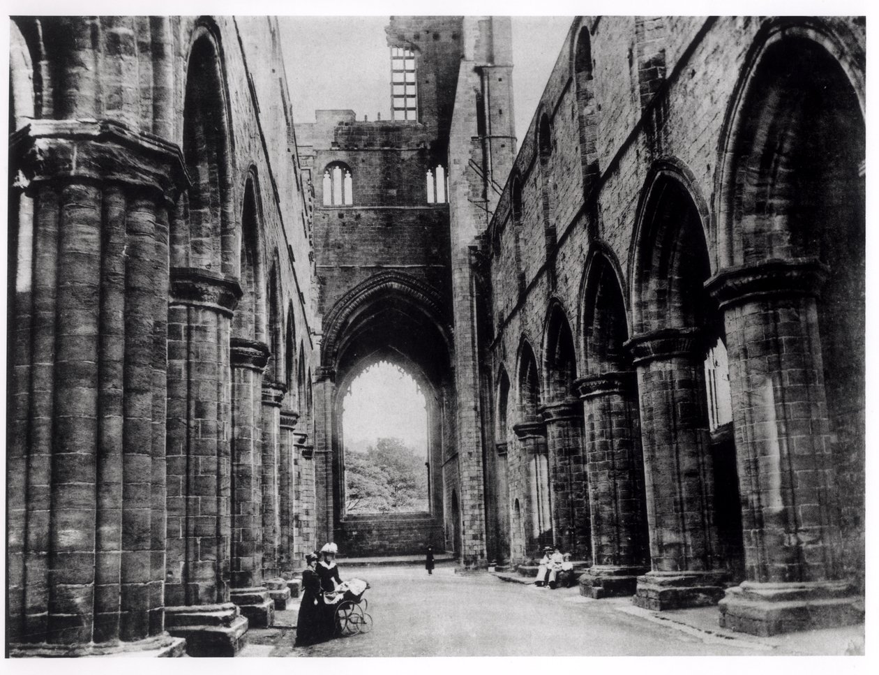 Os visitantes da Abadia de Kirkstall de English Photographer English Photographer