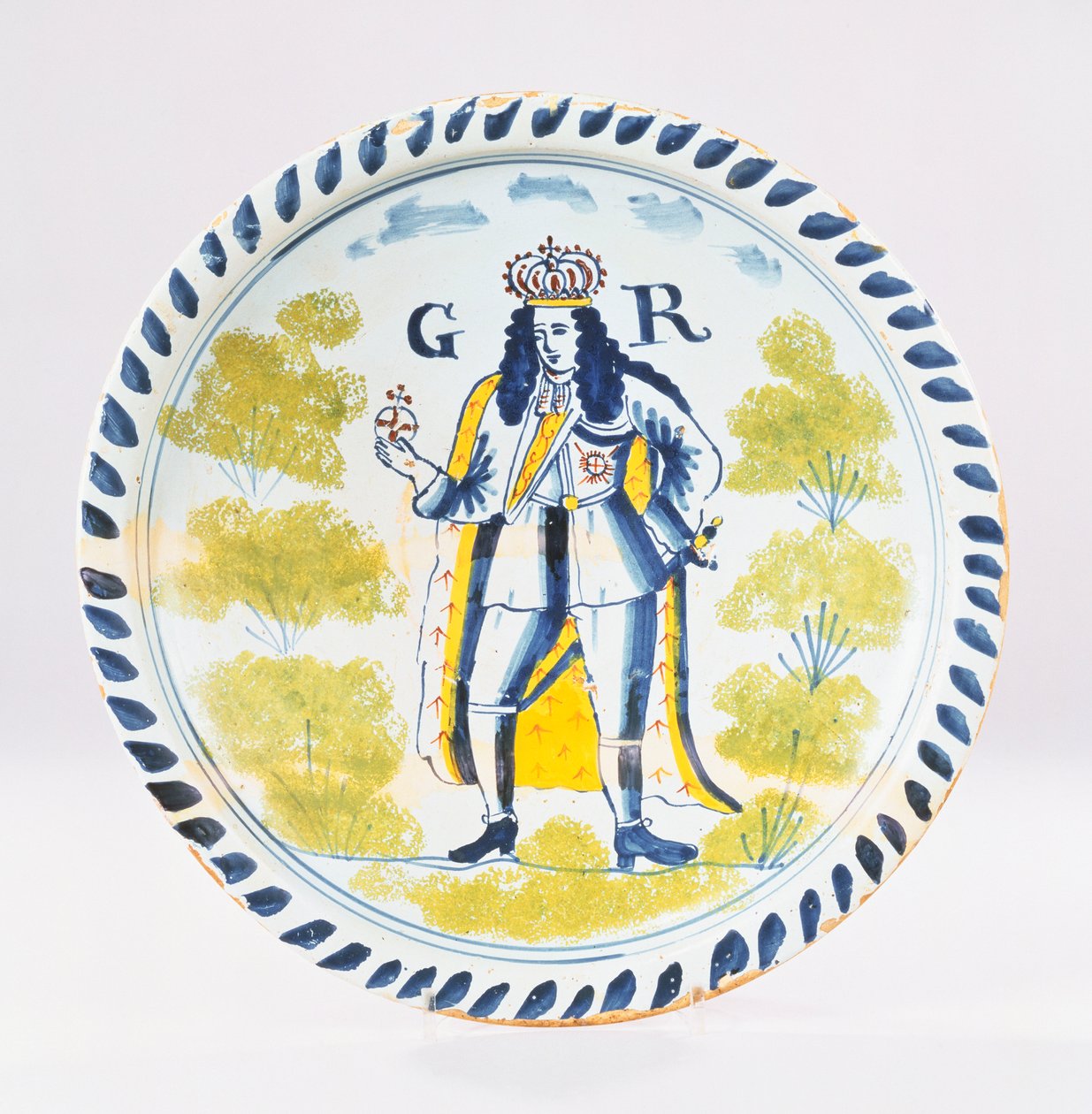 Um carregador de retrato real policromado Bristol Delft pintado com um retrato de corpo inteiro de Jorge I em túnicas formais, c.1720 (cerâmica) de English School