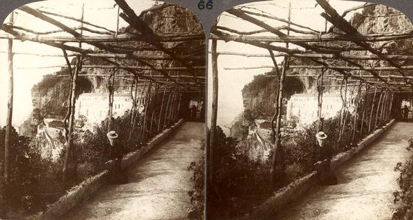 Um convento dos Capuchinhos e as grandes falésias de Amalfi, uma vista estereoscópica (foto sépia) de English School