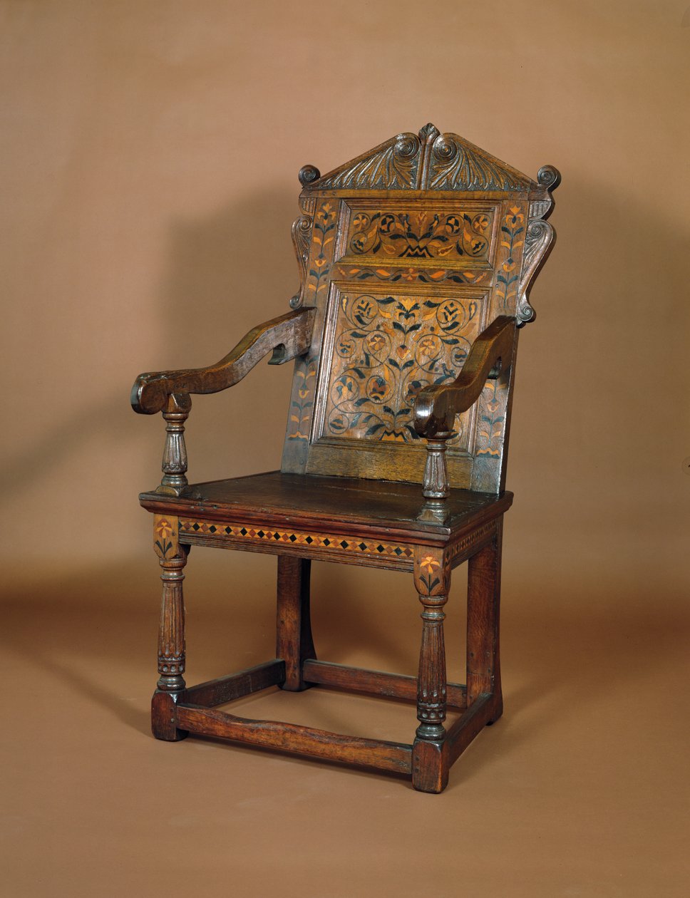 Uma poltrona Charles I, meados dos anos 1600 (carvalho com incrustações de marchetaria) de English School