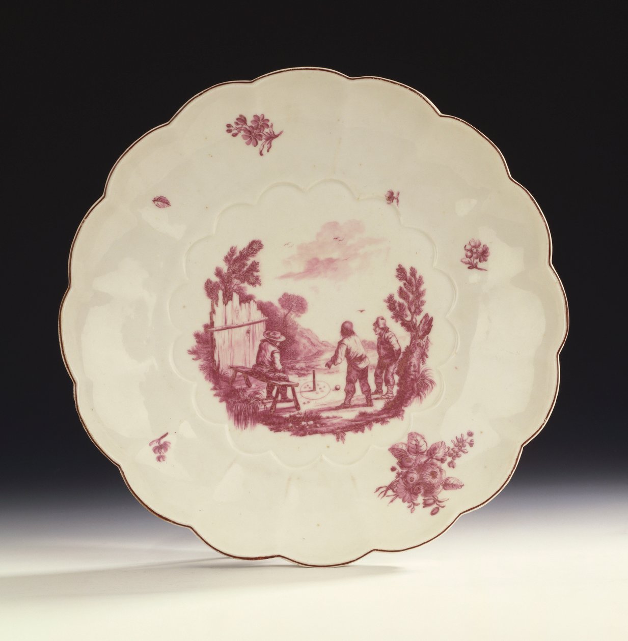 Um grande prato circular estriado de Chelsea pintado com três camponeses jogando bolinhas de gude após "Le Jeu de la Gobille" de Tenier, c.1754 (cerâmica) de English School