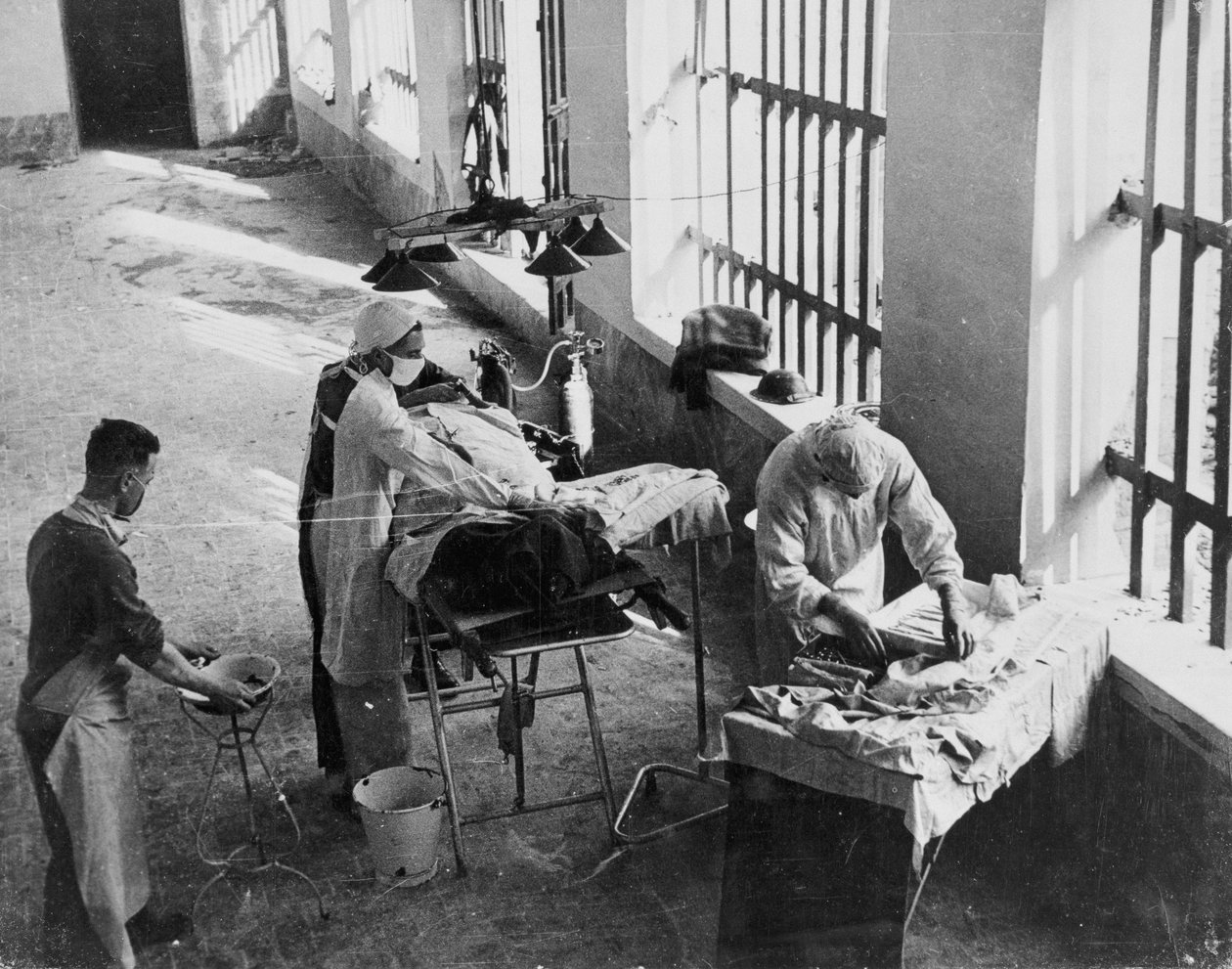 Uma Unidade de Cirurgia de Campo operando em uma prisão italiana sob fogo durante a Segunda Guerra Mundial, de uma coleção de 650 fotografias compiladas pela Associação de Comando. de English School