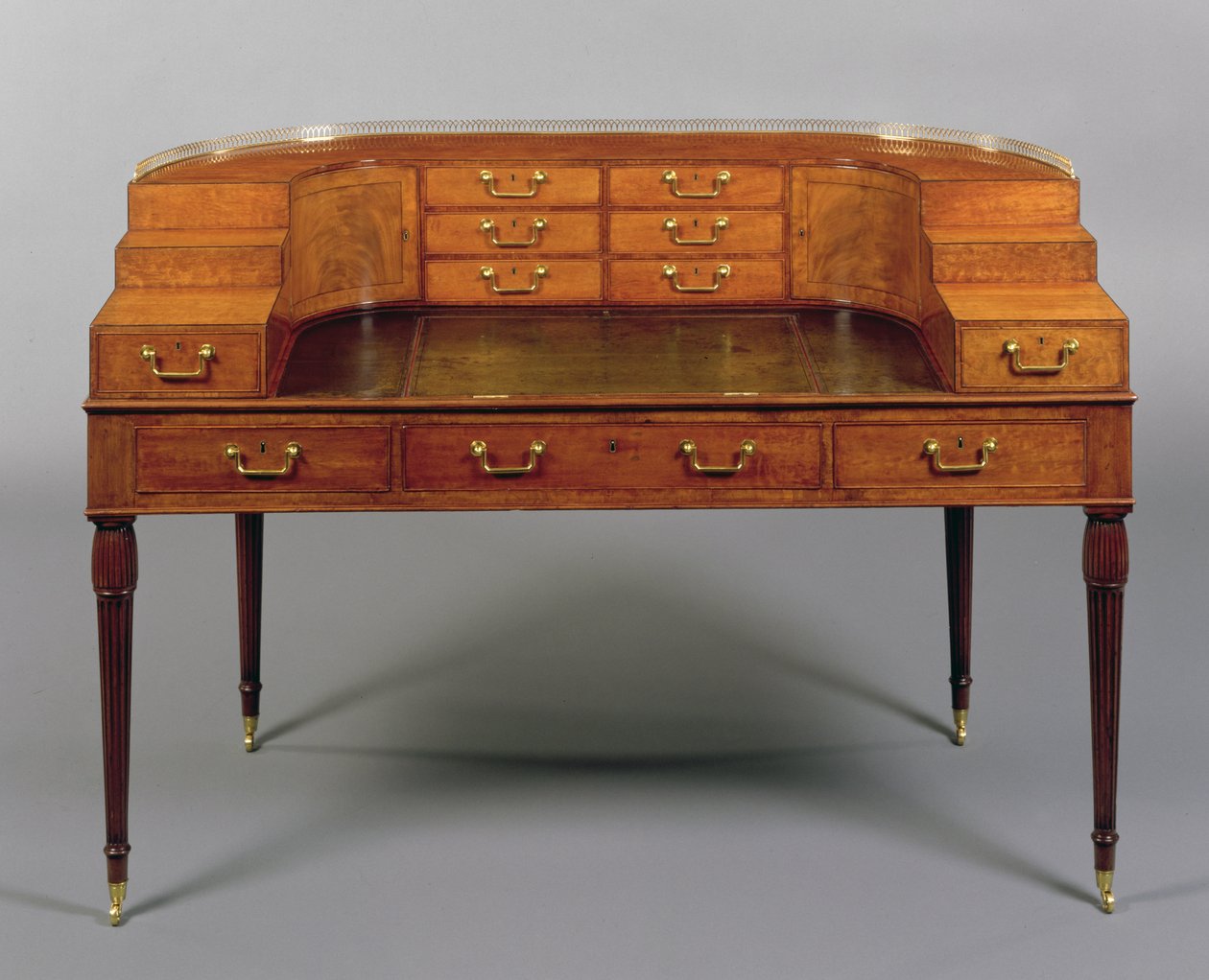 Um George III Carlton House Desk, c.1800 (madeira) de English School