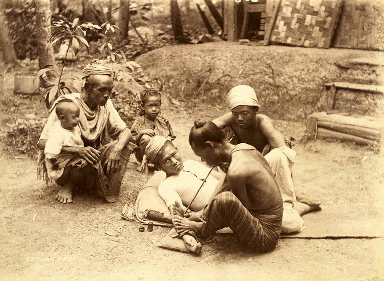 Um homem Shan sendo tatuado, 1890 (foto sépia) de English School