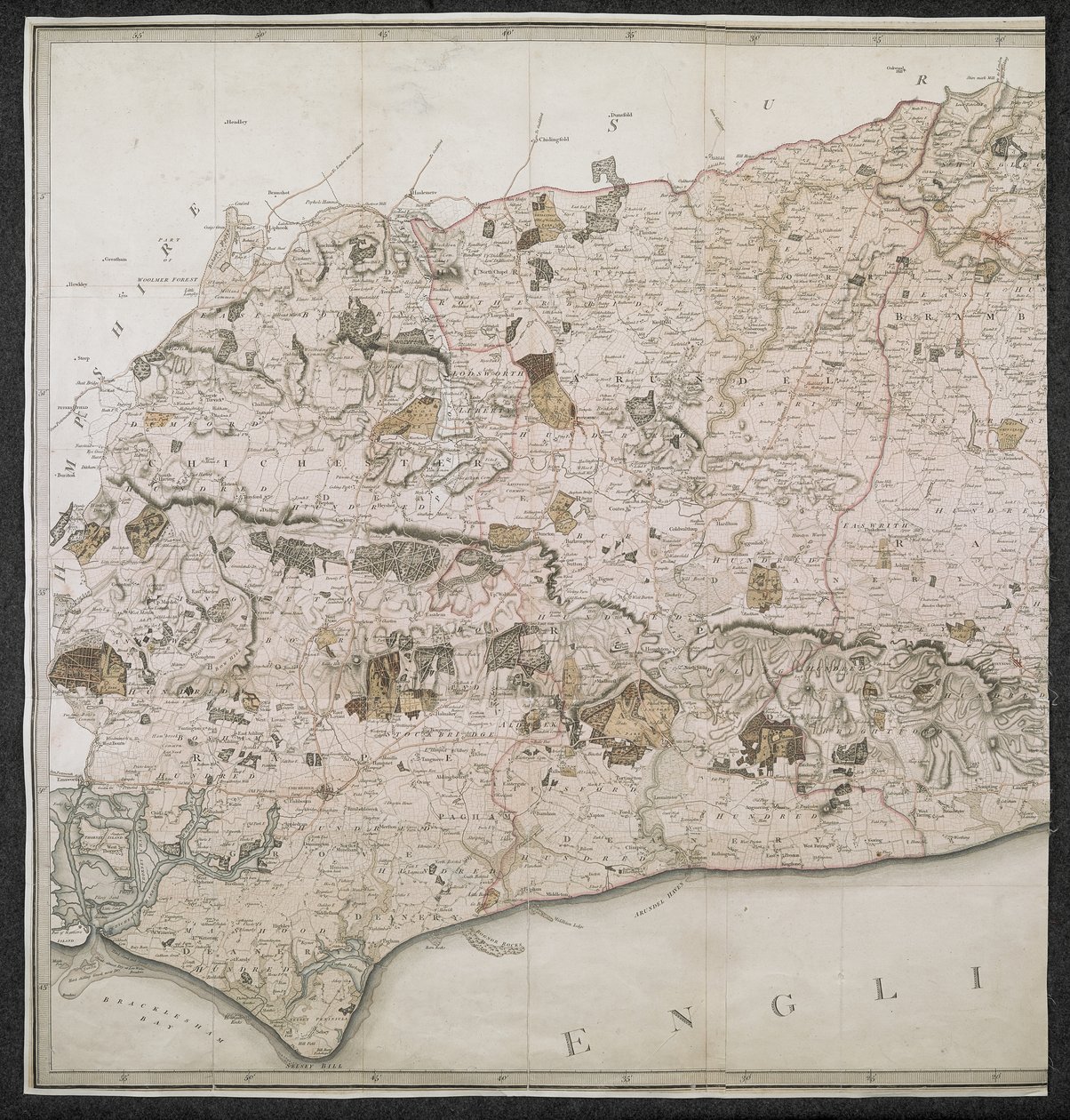 Um Mapa Topográfico do Condado de Sussex, dividido em Rapes, Deanries, e Hundreds. Planeado a partir de um levantamento real à escala de uma polegada até uma milha estatutária de English School