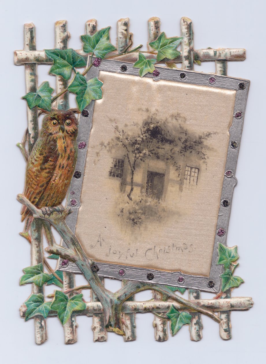 Um cartão de Natal vitoriano, em forma de cor-de-rosa, de uma coruja ao lado de uma pintura de uma casa sobre uma grade, c.1880 (cor litho) de English School