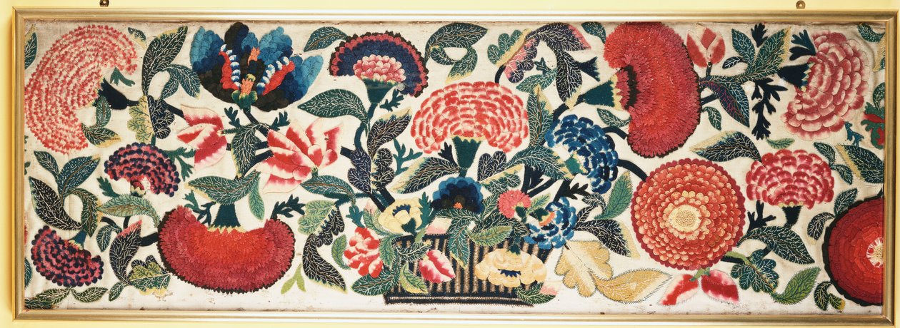 Um painel de feltro e apliques com destaques de seda bordados representando cravos, tulipas e outras flores transbordando de uma cesta contra um chão de lã de marfim, c.1730-40 de English School