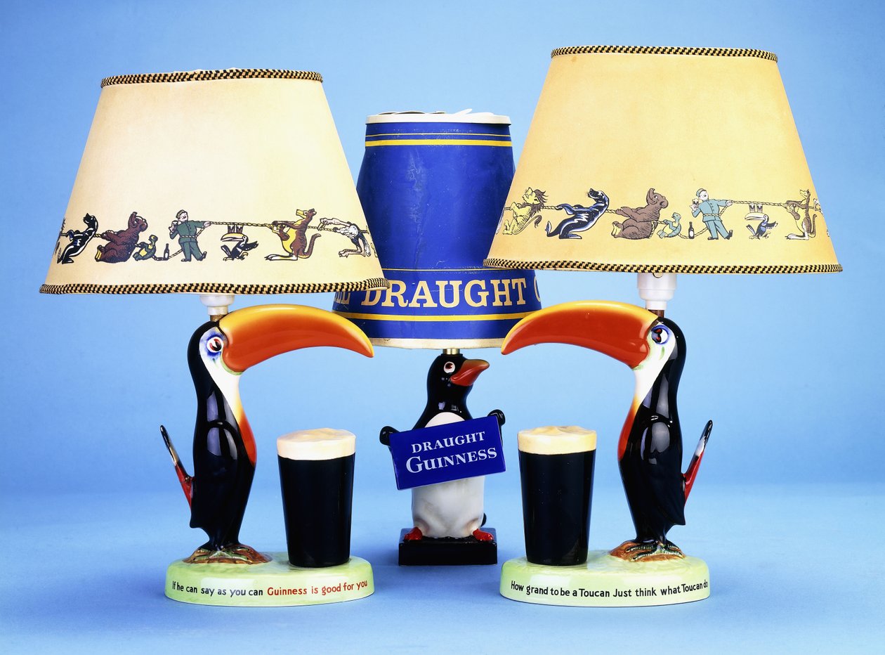 Um lampbase modelado como um tucano ao lado de um copo de cerveja de English School