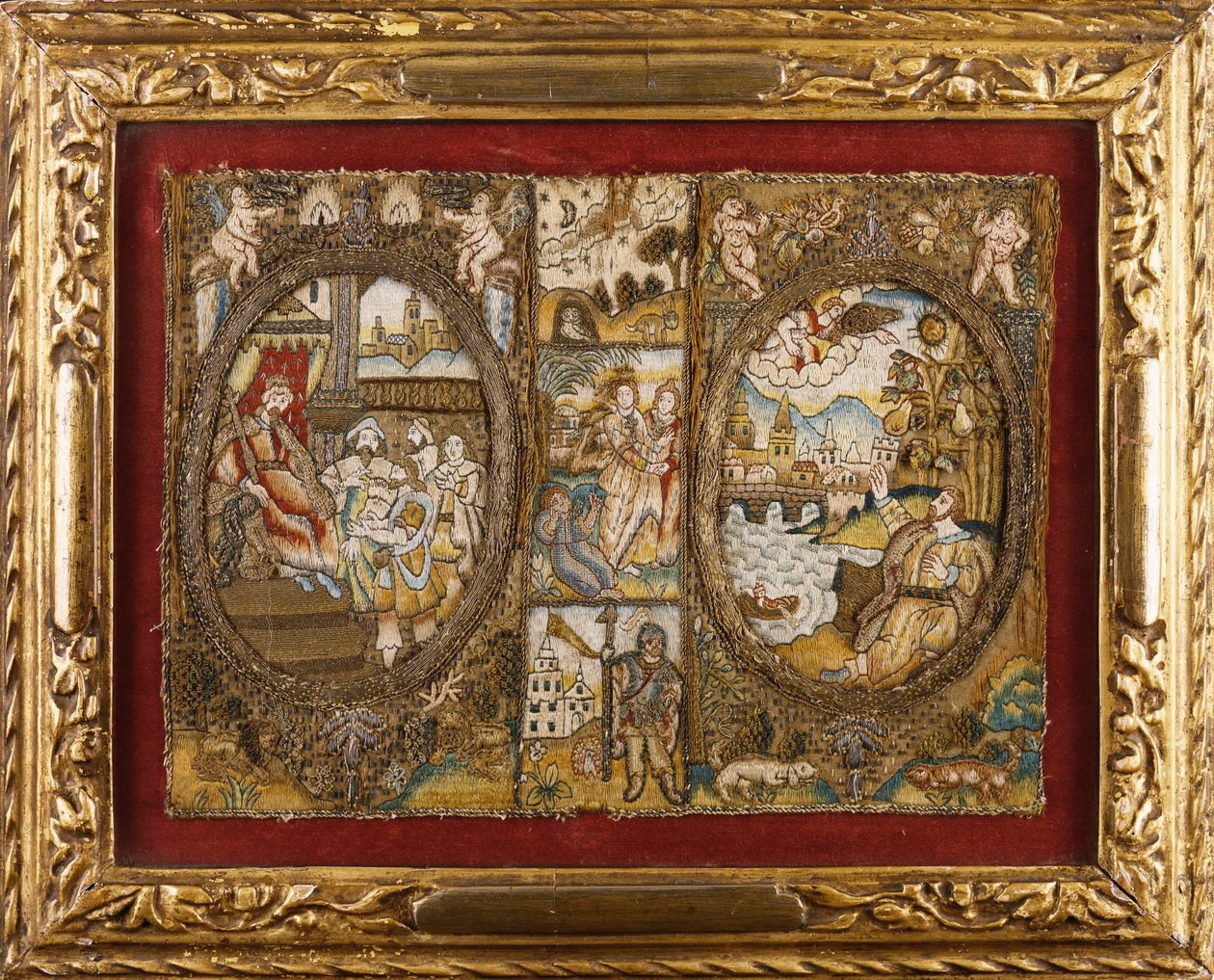 Uma encadernação de livro bordado que retrata cenas religiosas com um rei sentado e um anjo dirigindo-se a um homem à beira de um rio (seda, dourado) de English School