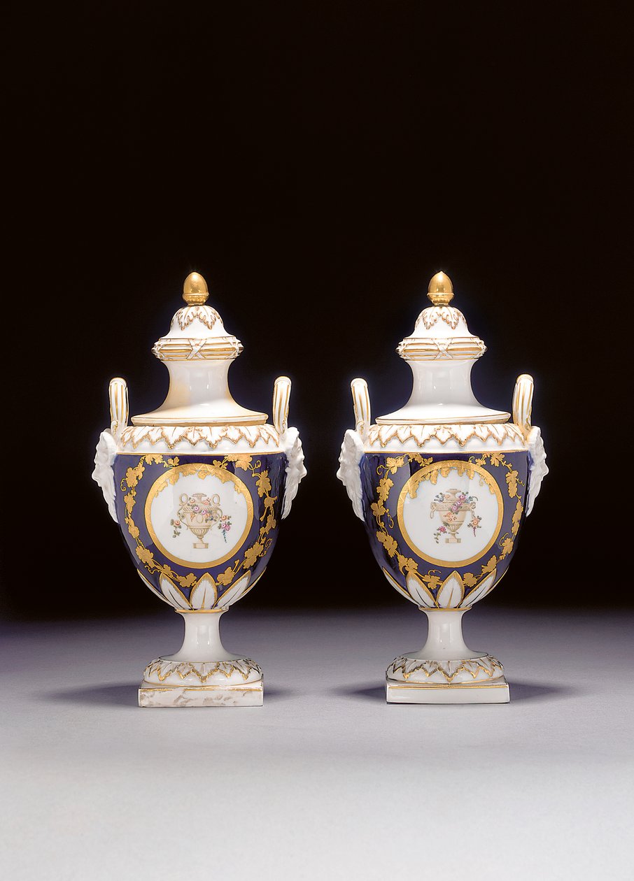 Um par de vasos em forma de urna Chelsea-Derby de duas alças e duas tampas, c.1775 de English School