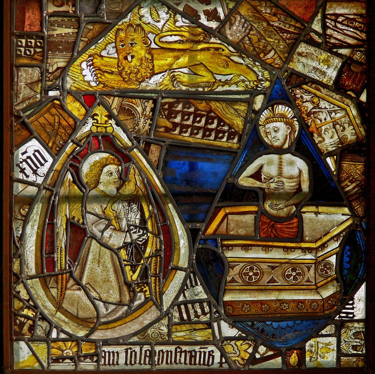 Um painel na janela do leste representando Cristo da Piedade subindo do sepulcro; também um anjo musical com uma harpa e um leão de St Marks em meio a fragmentos de English School