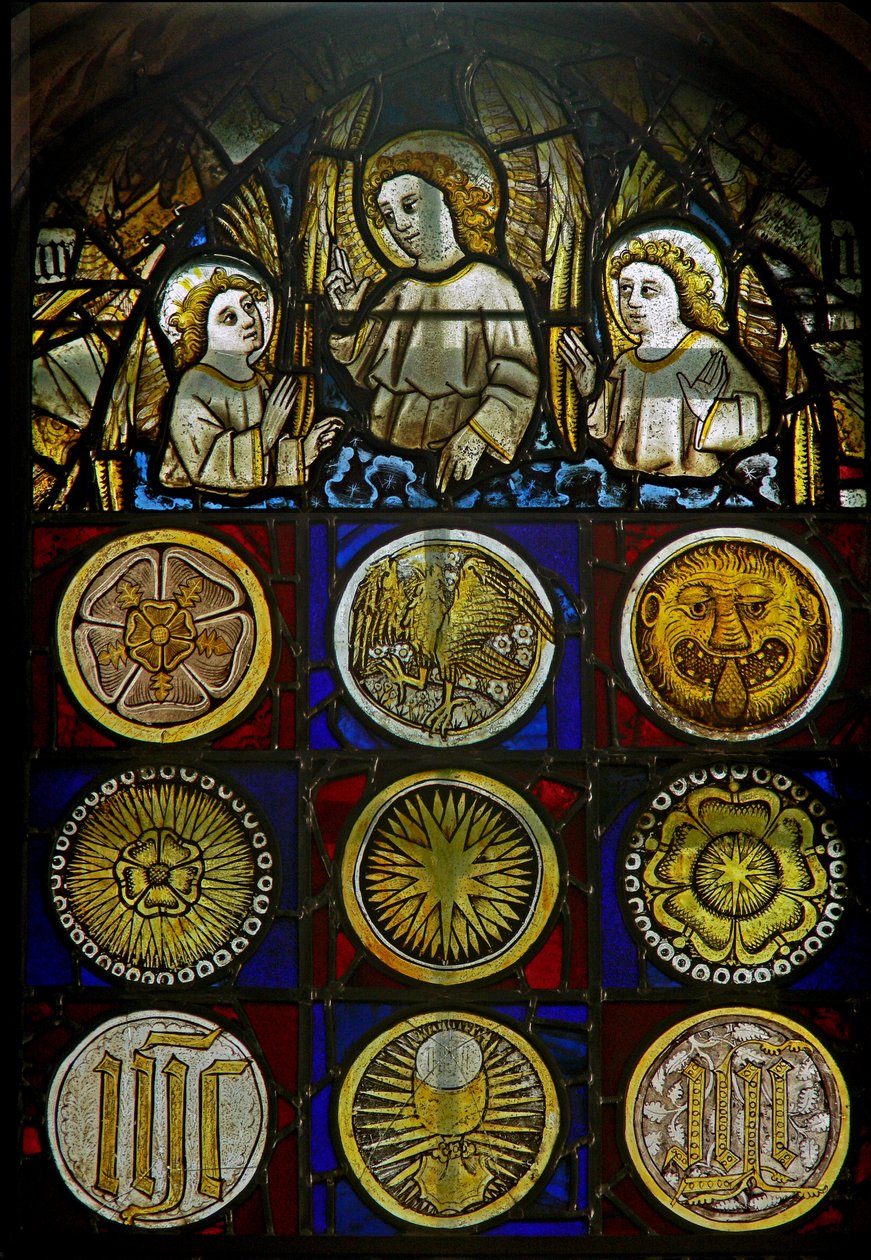 Um painel na janela leste representando anjos acima de 9 roundels com sunbursts, rosas, uma cabeça de leopardo, um cálice e monogramas de English School