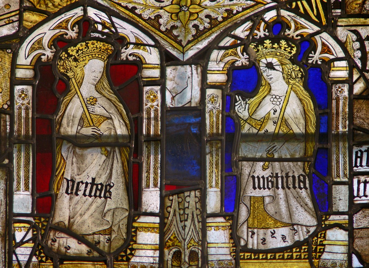 Um painel na janela do leste representando as Virtudes Cardeais: Verdade (Veritas) e Justiça (Iustitia) de English School