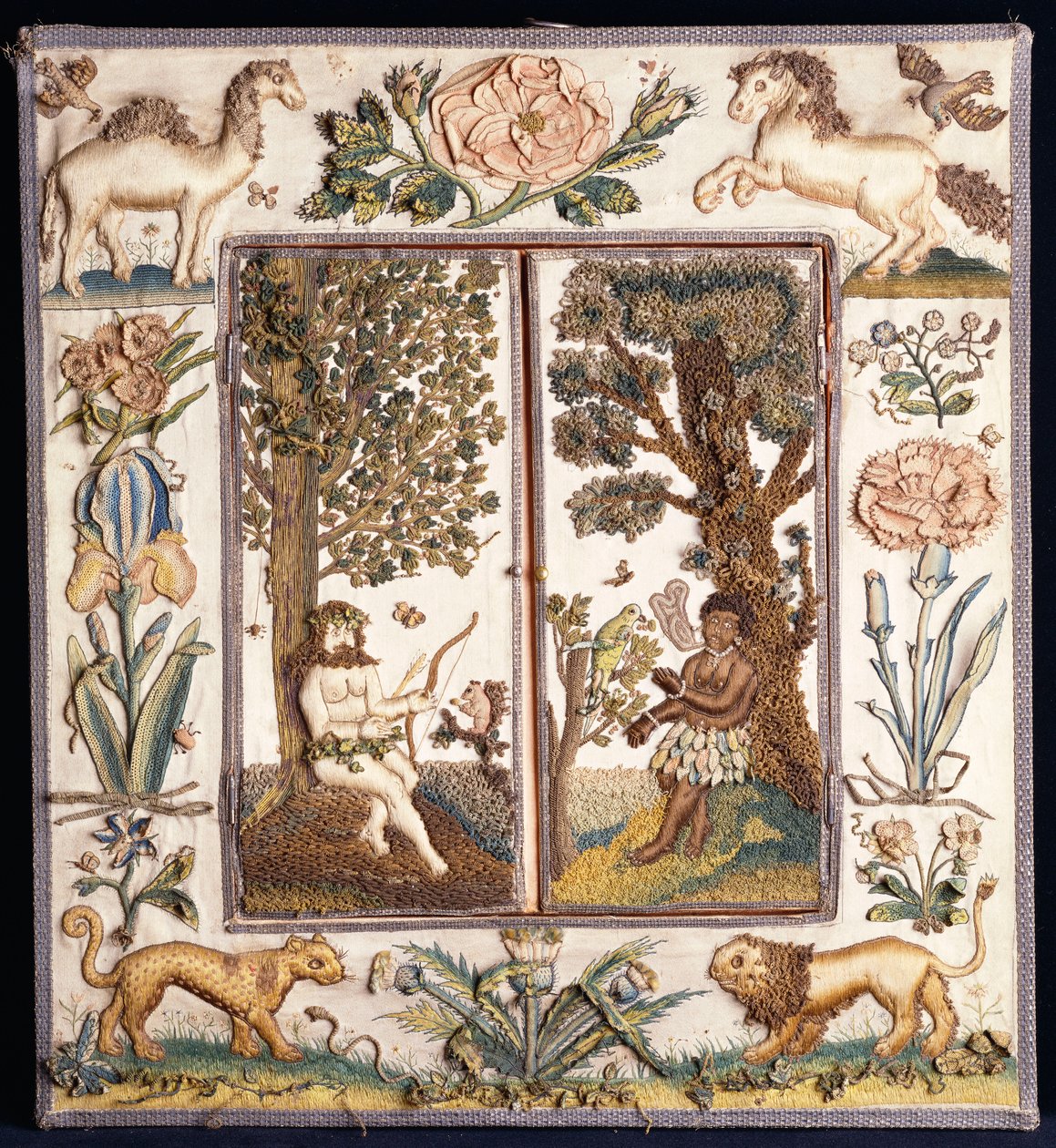 Um espelho bordado em relevo representando um caçador primitivo com um arco e flecha e um blackamoor com um papagaio, a moldura com um camelo, cavalo, leão, leopardo, rosa, íris e outras flores (seda, sa de English School