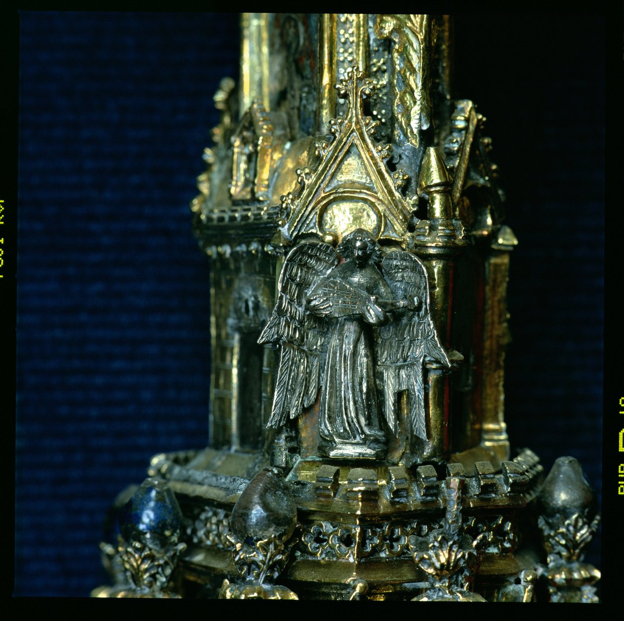 Anjo tocando um gittern com um plectro, detalhe do crozier de William of Wykeham (c.1320-1404) (prata dourada) (ver 205100-32) de English School