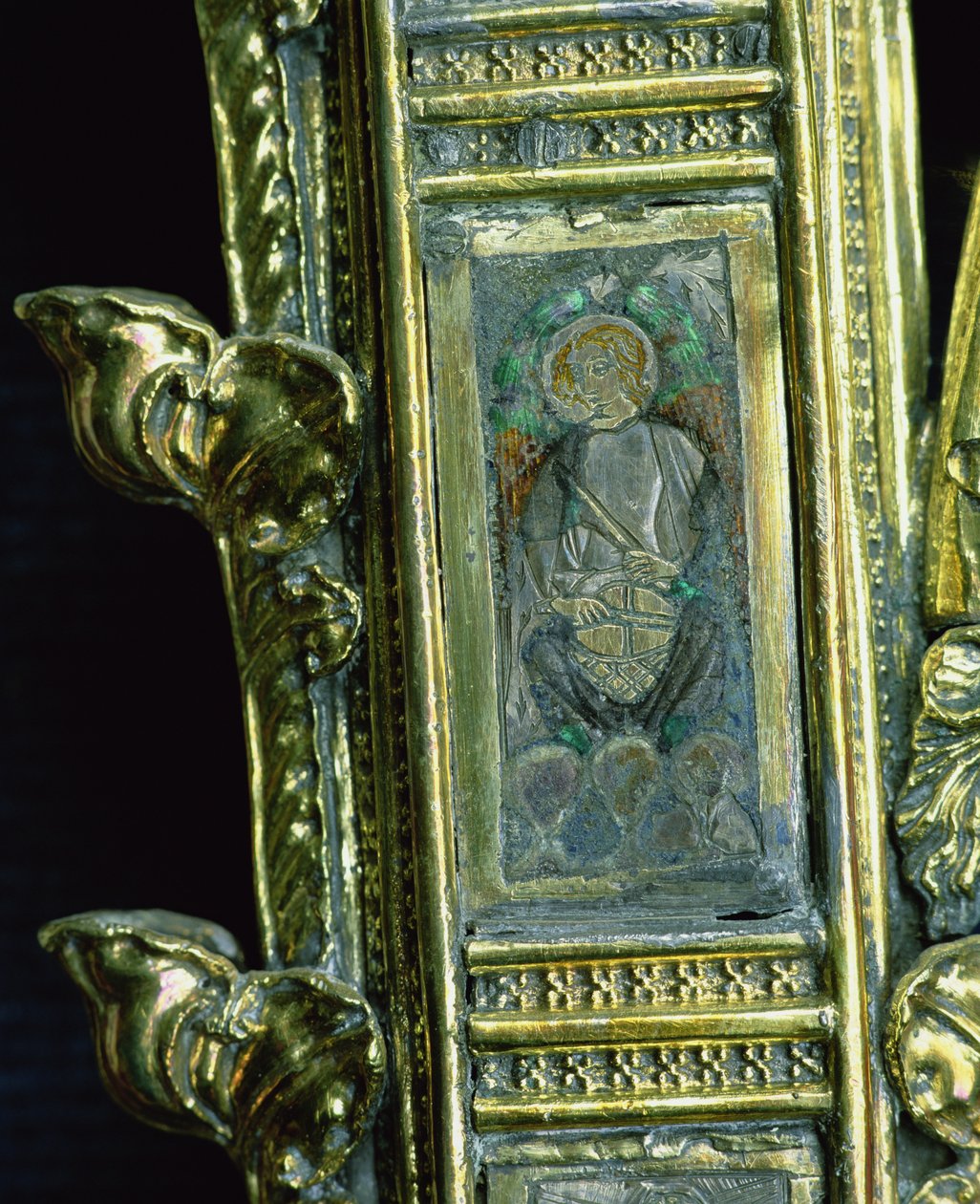 Anjo tocando um tímpano, detalhe do crozier de William of Wykeham (c.1320-1404) (prata dourada e esmalte champleve) (ver 205100-32) de English School