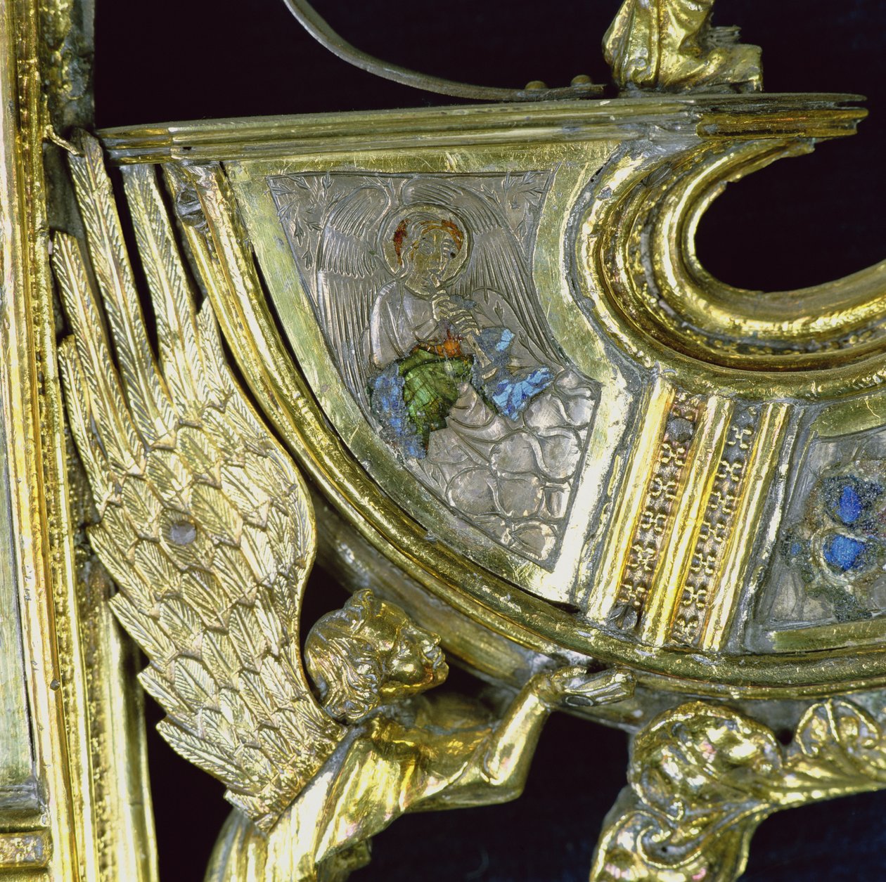 Anjo tocando um pequeno shawm, detalhe do crozier de William of Wykeham (c.1320-1404) (prata dourada e esmalte champleve) de English School