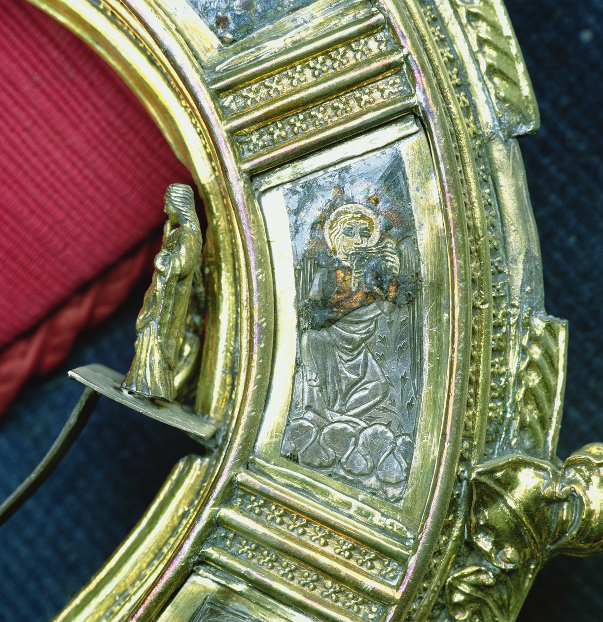 Anjo tocando o trunfo, detalhe do crozier de Guilherme de Wykeham (c.1320-1404) (prata dourada e esmalte champleve) (ver 205100-32) de English School