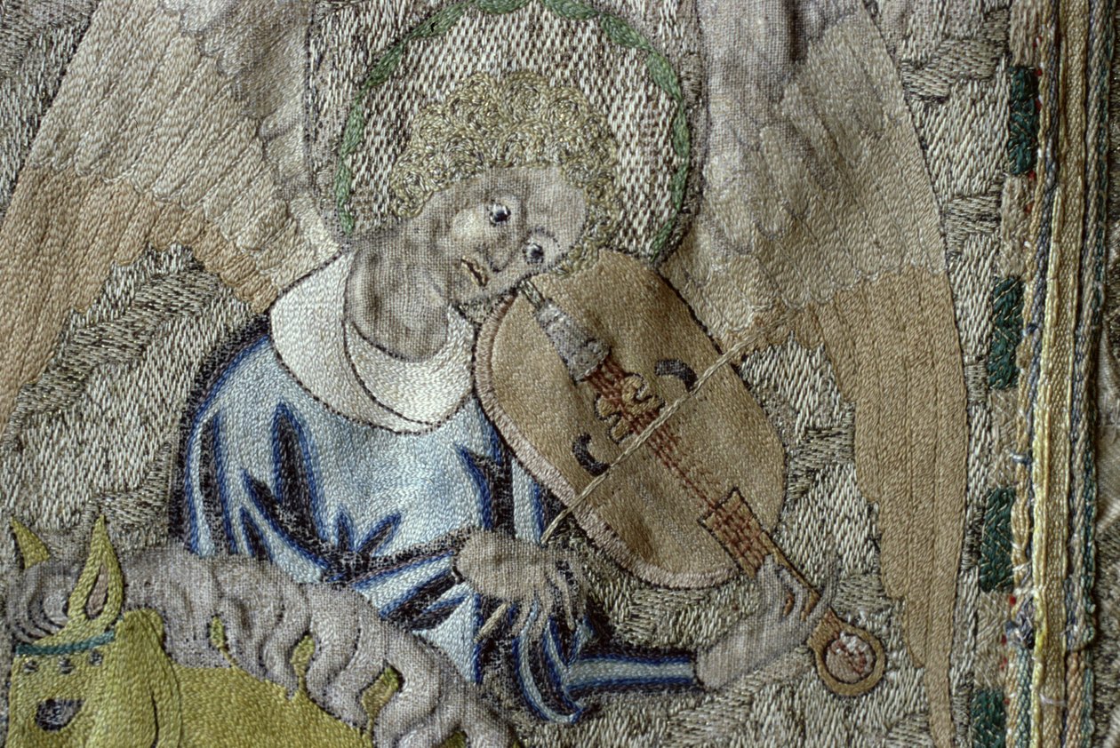 Anjo tocando a viola, detalhe do frontal do Steeple Aston Cope, c.1340s (fio prateado dourado e sedas coloridas sobre sarja fulvo) de English School