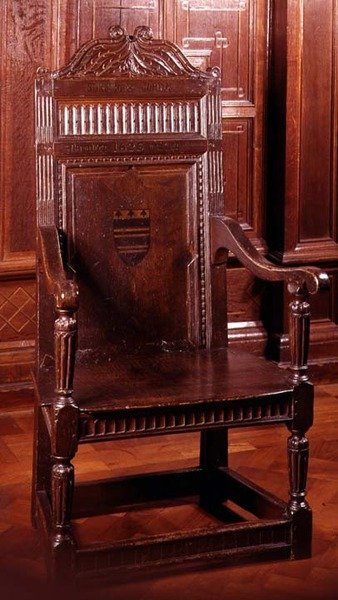Poltrona pintada com dispositivo armorial cercado por enfeite dentário, Yorkshire, início do século 17 (carvalho) de English School