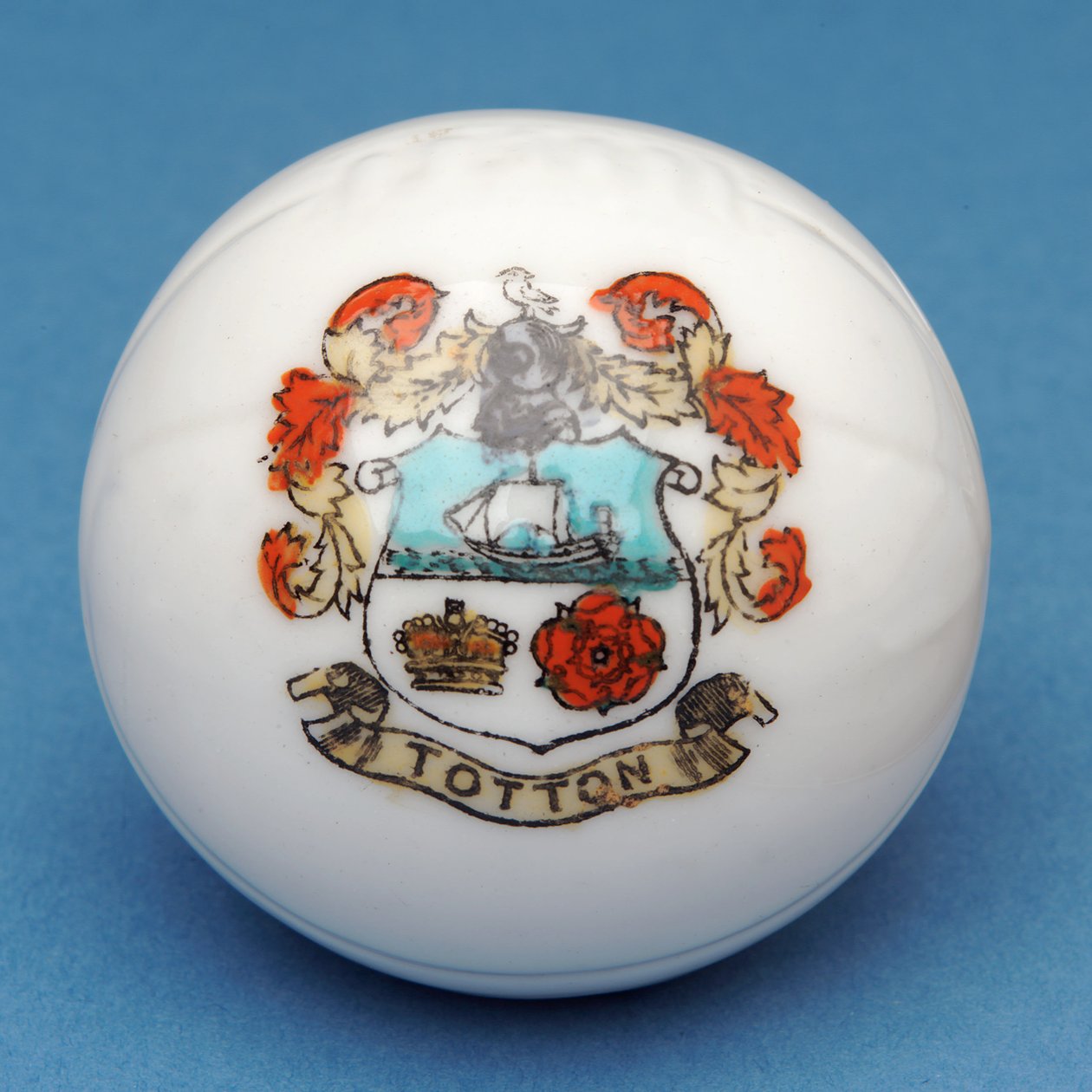 Miniatura de lembrança armorial com transferência da crista de Totton (cerâmica) de English School