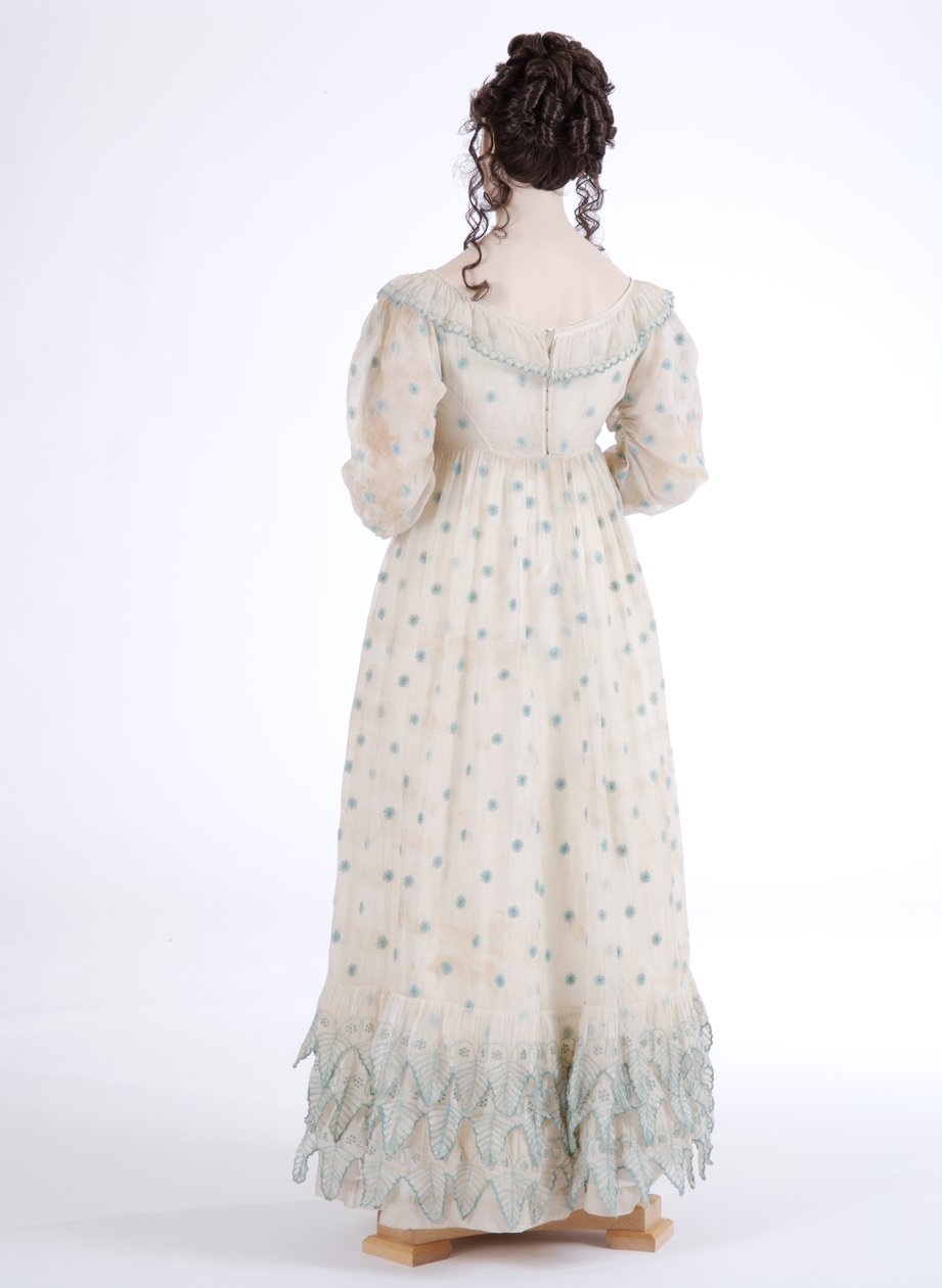 Vista traseira de um vestido de dia, c.1815 (musselina de algodão bordada com lã azul) de English School
