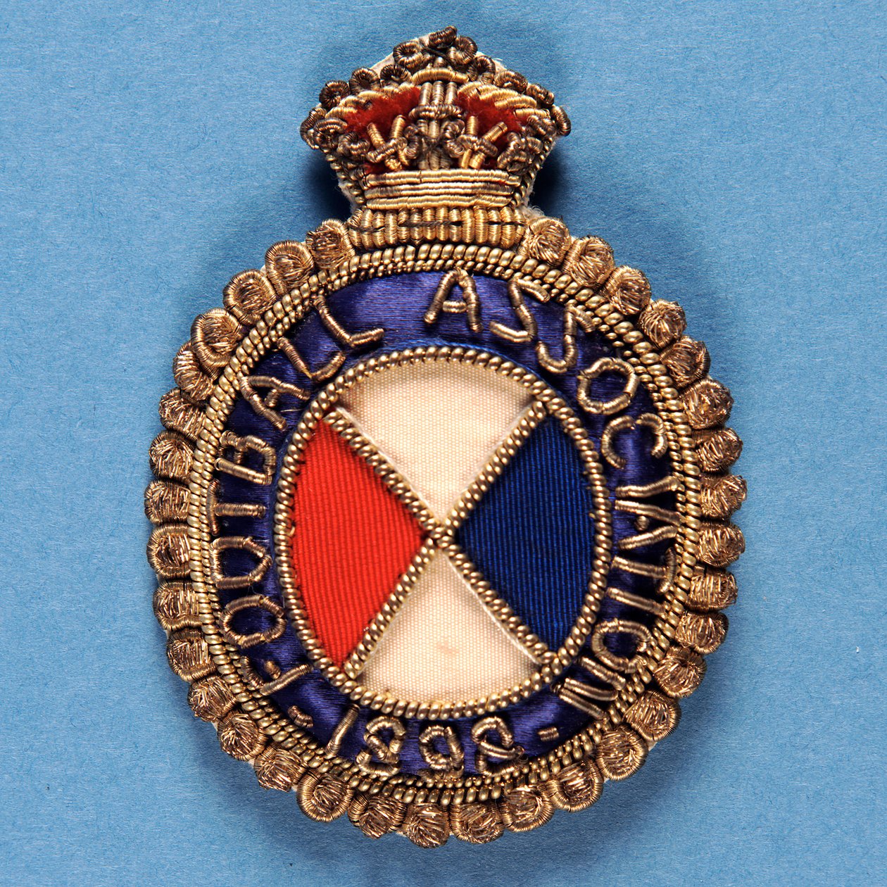 Distintivo da Football Assocation, 1898 (pano e fio de ouro) de English School