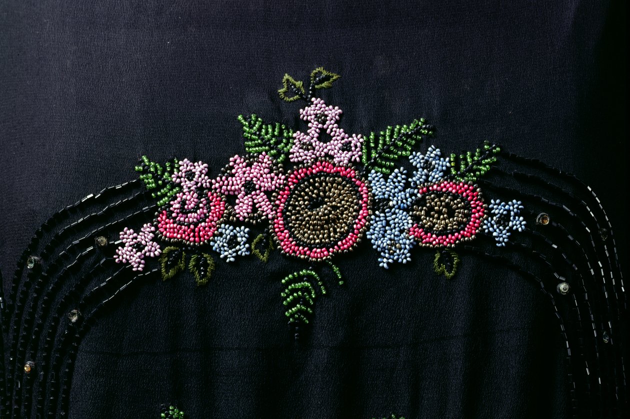 Detalhe de um vestido de mulher, c.1925-27 (seda artificial com miçangas) (detalhe de 235211) de English School