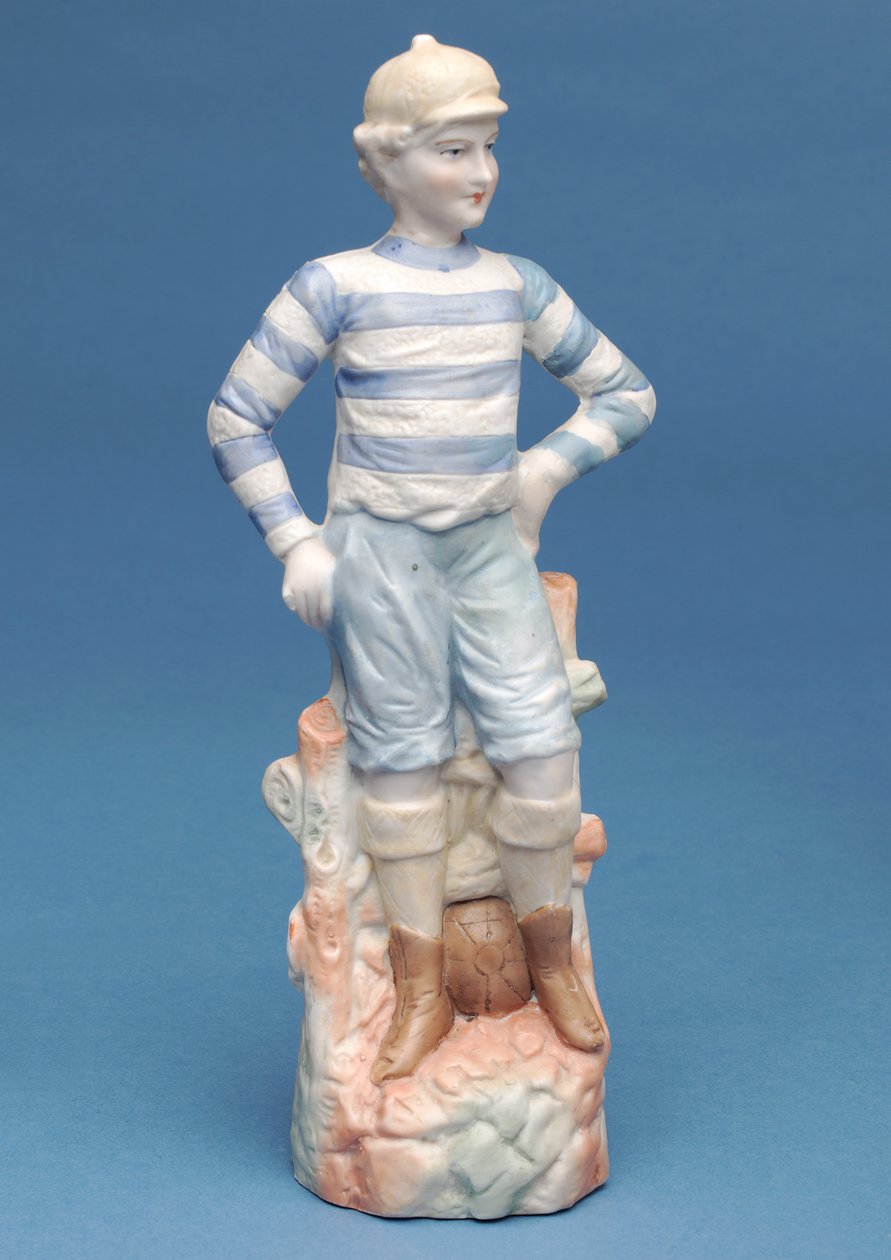Figura Bisque de um jogador de futebol menino no kit listrado azul e branco, c.1890s (cerâmica) de English School