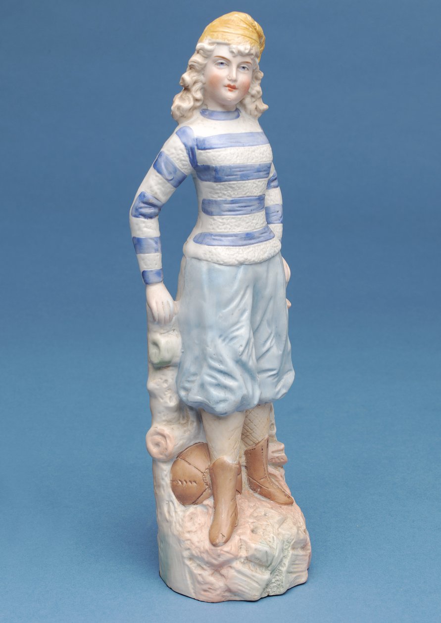 Figura de Bisque de um jogador de futebol de menina no kit listrado azul e branco, c.1890s (cerâmica) de English School