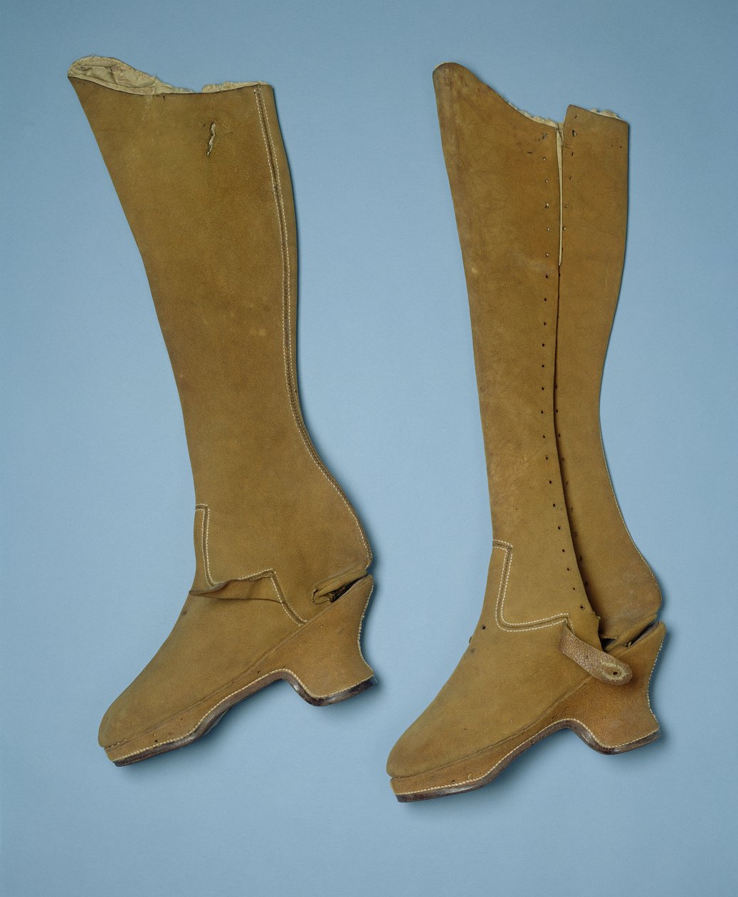 Botas que se acredita terem pertencido à rainha Elizabeth I, do século XVI (couro) de English School