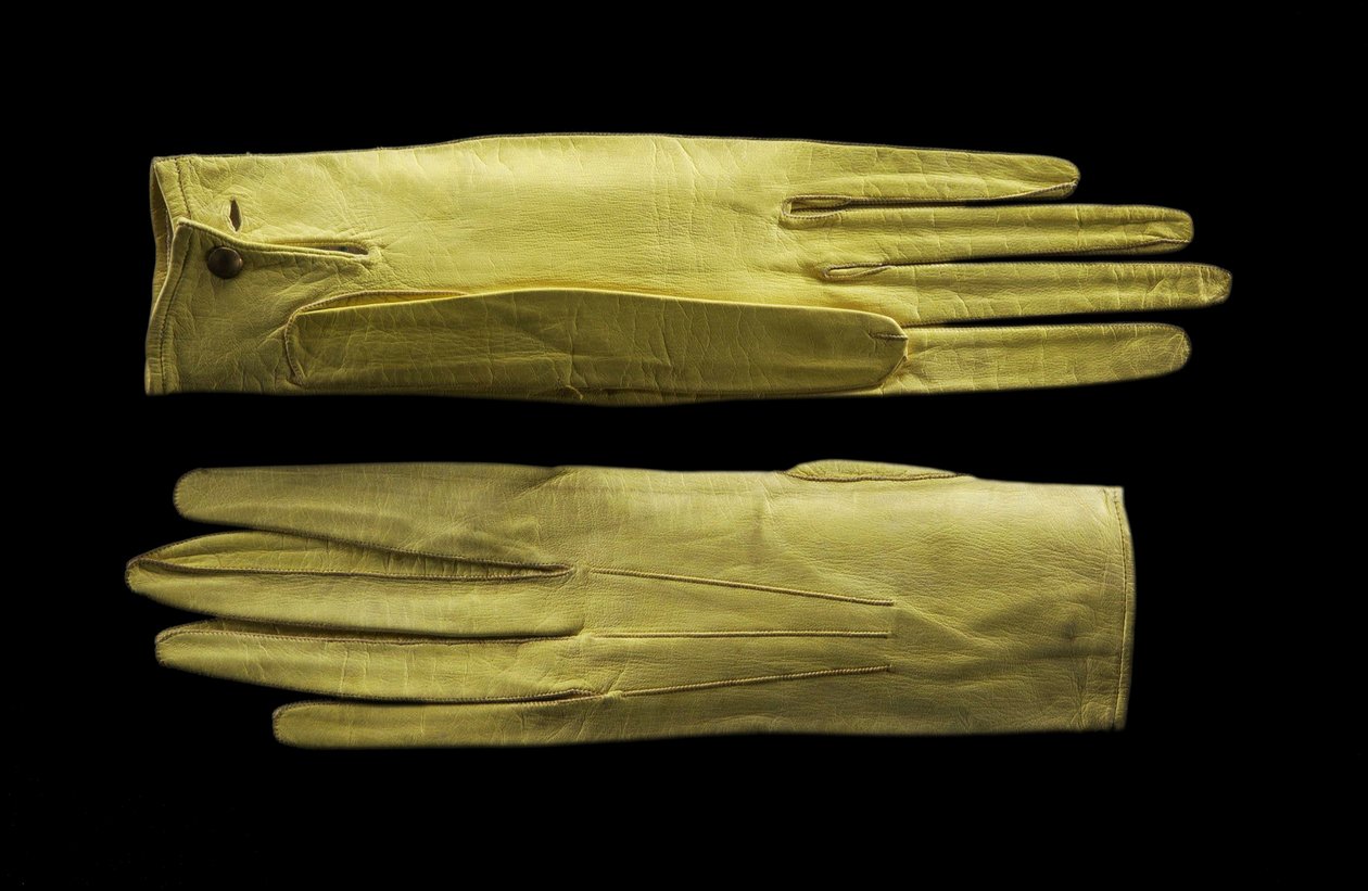 Luvas amarelas brilhantes na altura do pulso. c.1820 (couro de pele de criança) de English School