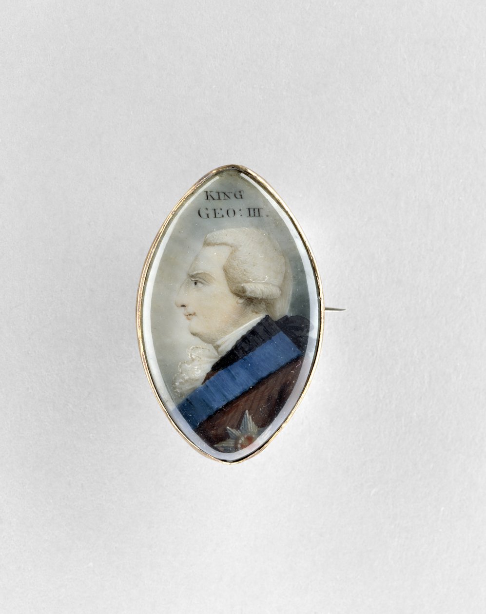 Broche com Retrato do Rei George III, c. 1770 (aquarela sobre marfim, ouro rosa 9k sobre cobre e vidro) de English School