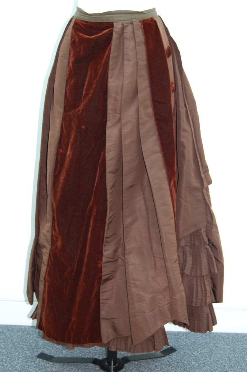 Vestido castanho (saia e casaco pequeno), c.1875 (cetim de seda) (ver também 3700630) de English School