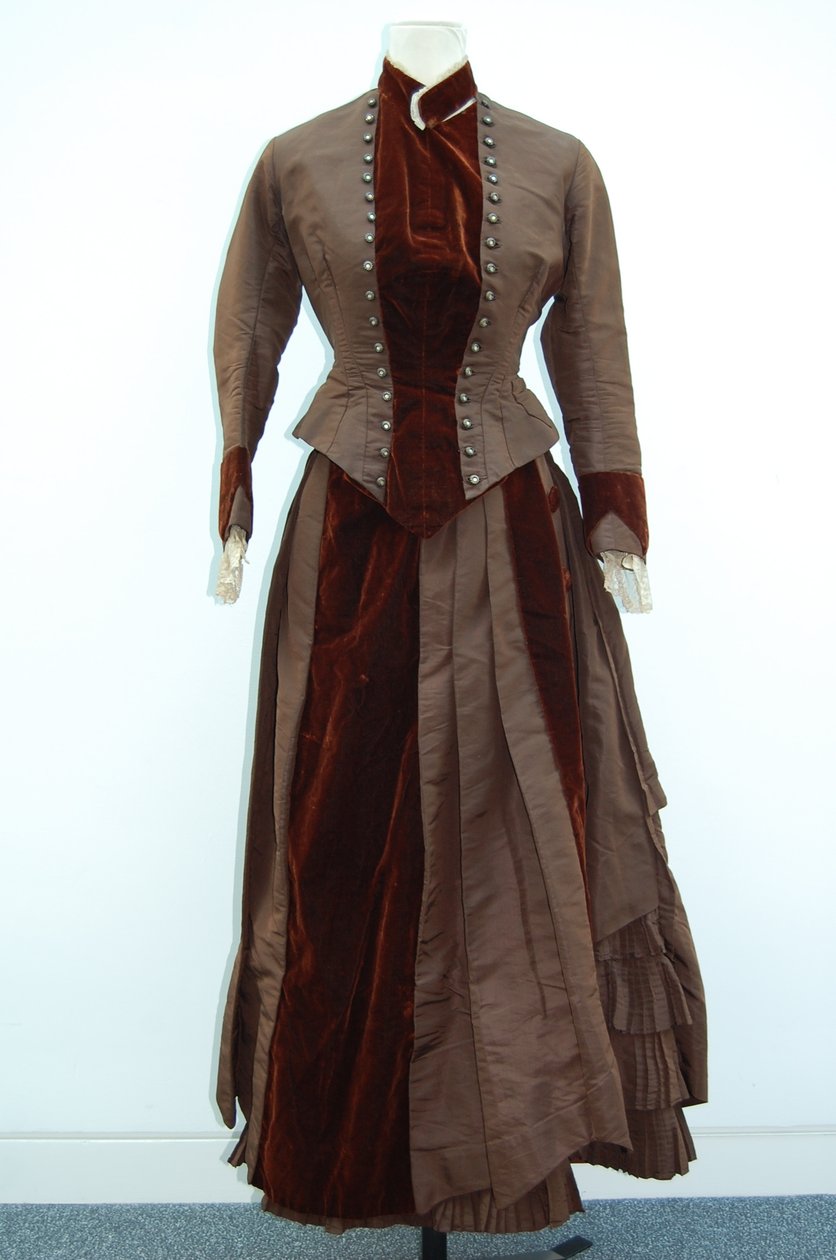 Vestido castanho (saia e casaco pequeno), c.1875 (cetim de seda) (ver também 3700631) de English School
