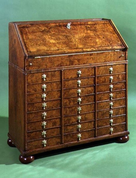 Mesa com muitas pequenas gavetas e pés de pão, c.1710 (nogueira) de English School