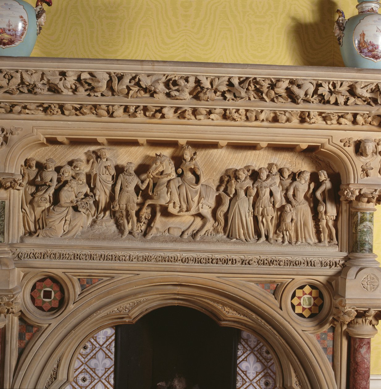 Lareira esculpida na sala de visitas, representando Elizabeth I sendo saudada pelo Conde de Hereford em 1591, século XVI de English School