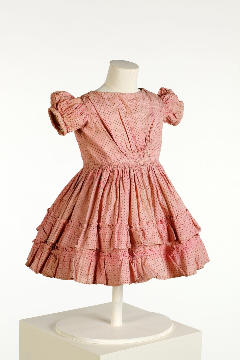 Vestido infantil com mangas bufantes e saia franzida, estampado com padrão de pontos rosa, c.1850 (algodão) de English School