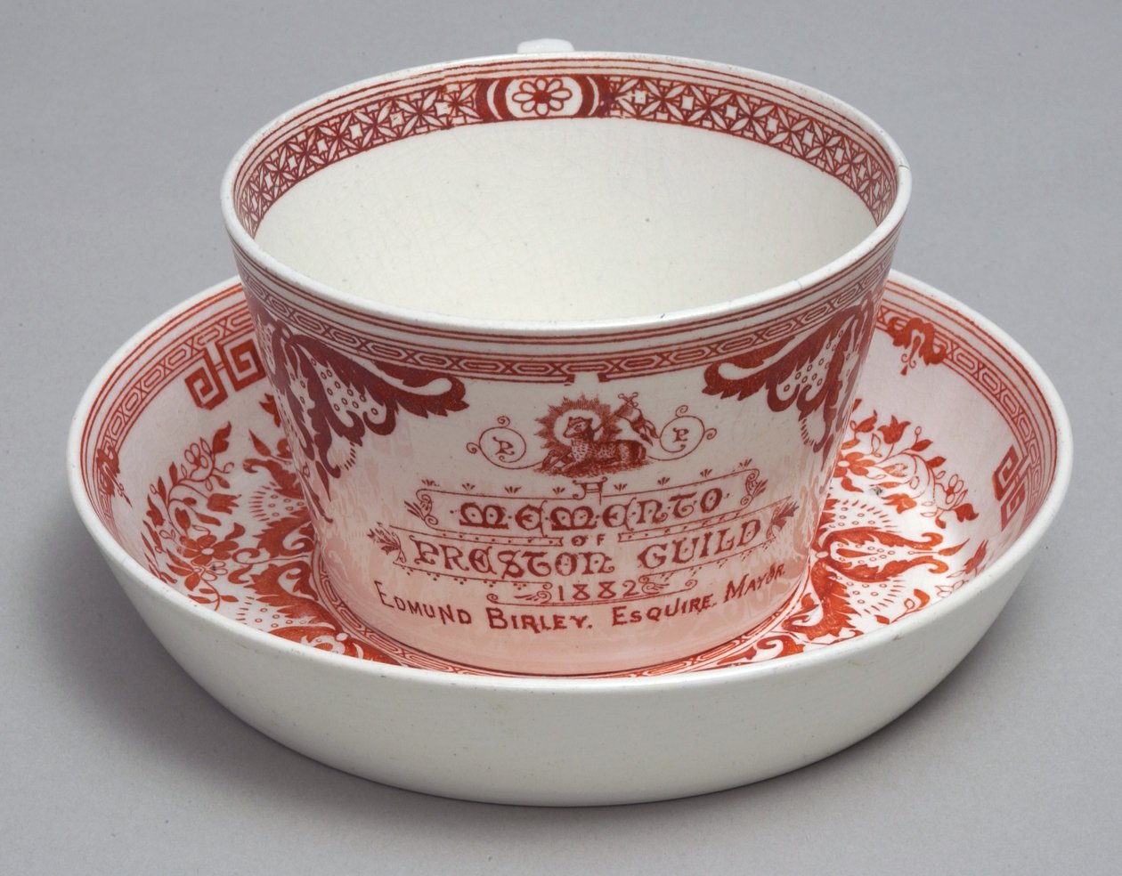 Chávena comemorativa e pires lendo uma lembrança de Preston Guild 1882, Minton, Inglaterra, c.1882 (barro) de English School