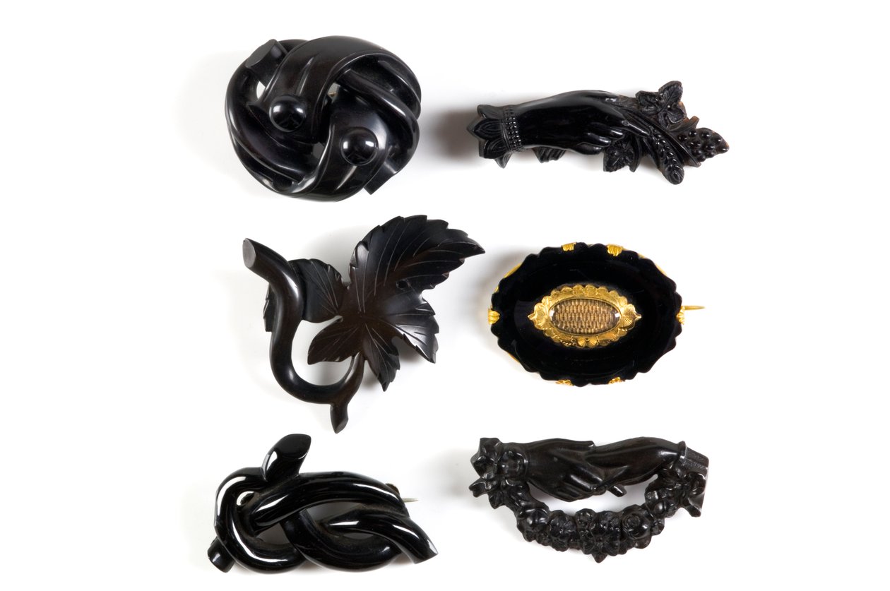 Bijuterias, 1800s (jet) de English School