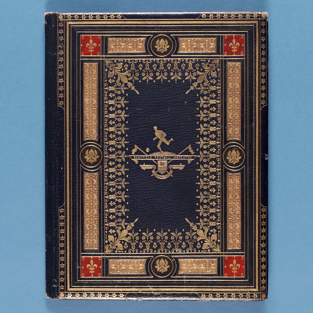Capa de um discurso apresentado por Sheffield Football Association para William Pierce-Dix na ocasião de sua aposentadoria como Secretário, 1882 (couro) de English School