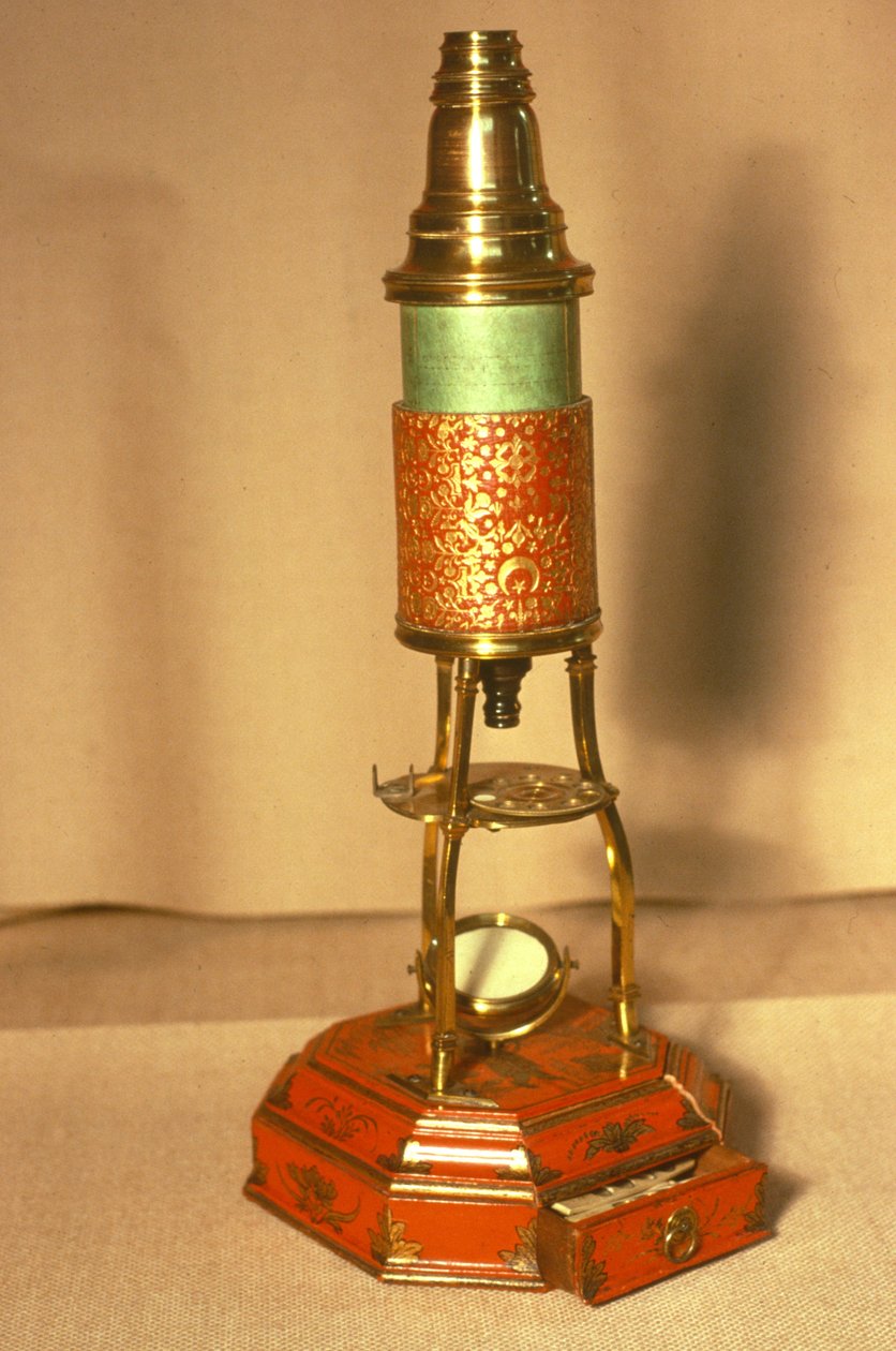 Microscópio estilo Culpeper, com base de estilo chinoiserie e corpo de ouro (madeira, latão e ouro) de English School